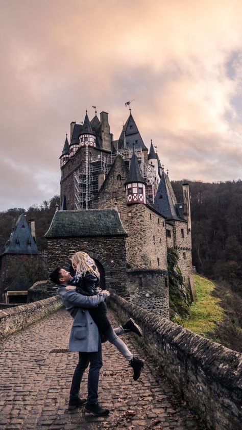 Burg eltz castle winter couple photos romantic Germany Engagement Photos, Castle Family Photoshoot, Traveling Couple Aesthetic, Castle Photoshoot Ideas Couple, Couples In Germany, Couple Europe Aesthetic, Castle Engagement Photos, Castle Couple Aesthetic, Castle Couple Photoshoot