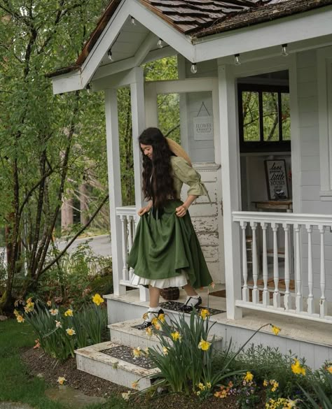 Cottagecore Pinafore, Spring Witch Outfit, Hobbitcore Fashion, Cottage Core Outfit, Cottage Core Fashion, Queen Aesthetic, Cottagecore Outfits, Classy Prom Dresses, Cottagecore Fashion