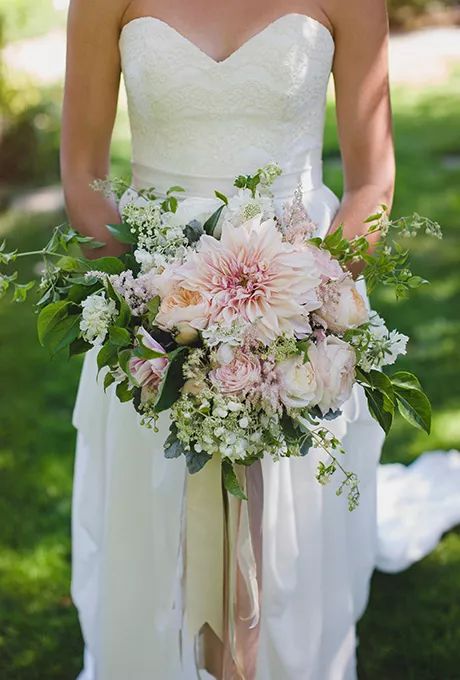 32 Knockout Dahlia Wedding Bouquets Pale Pink Bouquet, Wedding Bouquet Ribbon, Dahlia Wedding Bouquets, Unique Wedding Bouquet, Wedding Flower Trends, Bridal Bouquet Summer, Dahlias Wedding, Wedding Flower Guide, Simple Beach Wedding