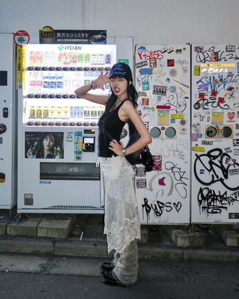 Poses To Show Off Outfit, Japanese Fashion Street Tokyo Style, Tokyo Outfits Japanese Street Styles, Japan Spring Outfit Travel, Japan Aesthetic Outfit, Japanese Style Outfits, Trip Poses, Spring Korea, Japanese Fashion Street