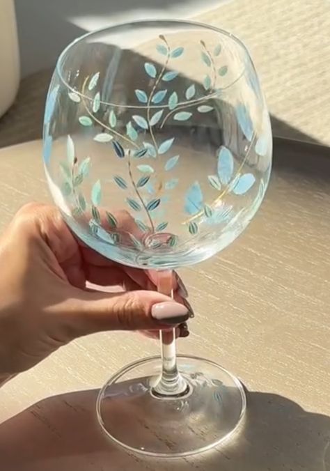 Painted Martini Glasses Ideas, Etched Wine Glass Ideas, Wine Glass Painting Ideas Easy Simple, Painted Wine Glasses Ideas Simple, Simple Glass Painting, Wine Glass Painting Ideas Easy, Wine Glass Painting Ideas, Hand Painted Wine Glasses Diy, Diy Wine Glasses Painted