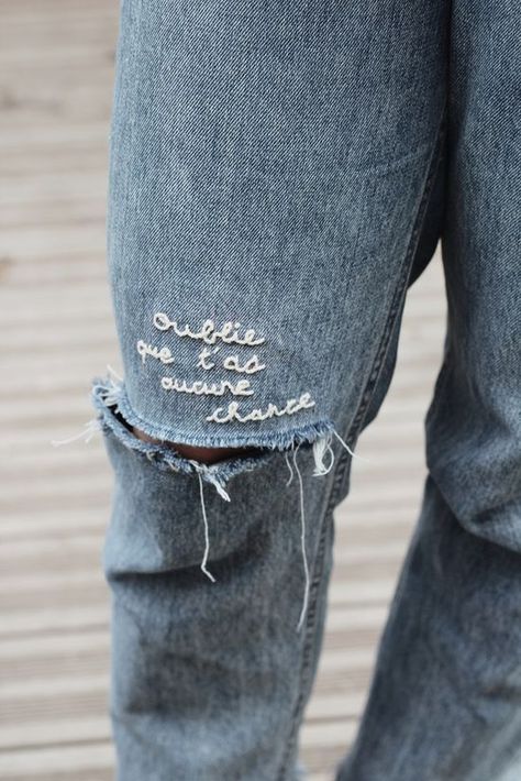 DIY broderie : 21 idées ultra créatives pour personnaliser ses vêtements préférés ! Jean Diy, Embroidery Jeans Diy, Jeans Refashion, Diy Vetement, Custom Jeans, Thrift Flip, Embroidery On Clothes, Painted Clothes, Jeans Diy