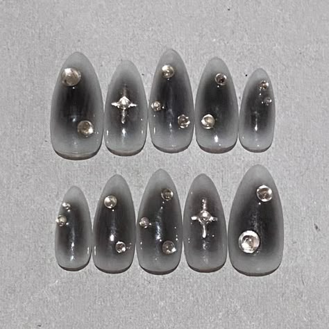 easy beginner black white blush silver chrome diamond gems star nails Enhypen Nails, Monochrome Nails, Ideas Uñas, Aura Nails, Nice Nails, Inspired Nails, September 28, Kiss Makeup, Nails Inspo