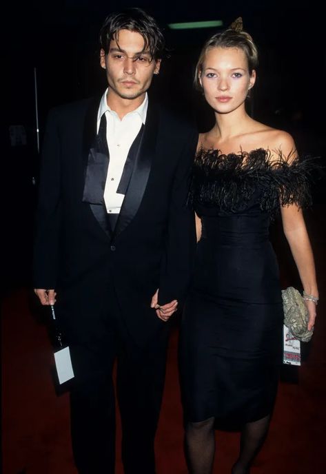 Johnny Depp And Kate Moss, Dress Types, Black Feather Dress, Kate Moss 90s, جوني ديب, Kate Moss Style, Kate Middleton Pictures, Grunge Chic, Mario Sorrenti