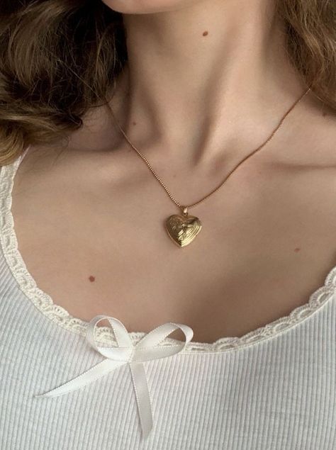 Shein Heart Necklace, Gold Jewelry Coquette, Coquette Heart Necklace, Good Heart Locket, Heart Locket Outfit, Coquette Gold Jewellery, Aesthetic Heart Necklace, Downtown Jewelry Aesthetic, Shein Jewelry Aesthetic