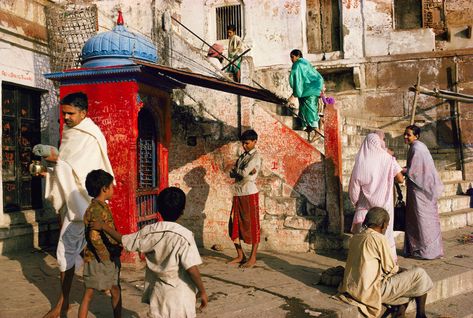 Raghubir Singh Pioneered The Use Of Color Photography To Show The Essence Of India : Goats and Soda : NPR Raghubir Singh, Ap World History, Black And White City, Fine Photography, Magnum Photos, European History, Art Institute Of Chicago, White Picture, Uttar Pradesh