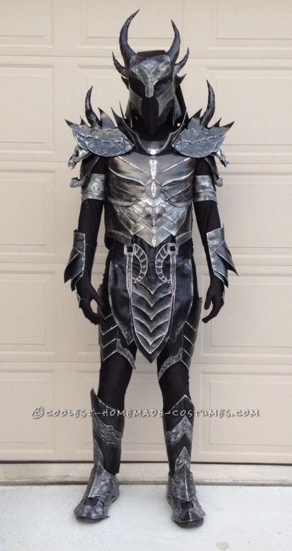 The Elder Scrolls: Skyrim Homemade Daedric Armor Costume Skyrim Props, Daedric Armor, Skyrim Cosplay, Armadura Cosplay, Crocheted Scarves, Cosplay Idea, Mythical Creatures Fantasy, Elder Scrolls Skyrim, Puff Paint