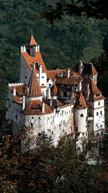 Castillo de Drácula, Bran, Rumanía | Castle Romania Draculas Castle Romania, Castle Romania, Bran Castle, Dracula Castle, Romania Travel, Old Castle, Chateau Medieval, European Castles, Abandoned Castles