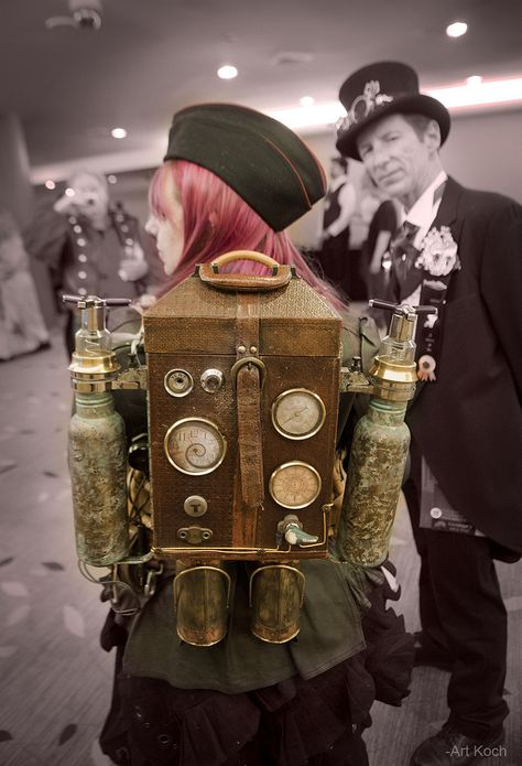 photo Steampunk Backpack, Steampunk Gadgets, Steampunk Items, Mode Steampunk, Steampunk Couture, Style Steampunk, Neo Victorian, Steampunk Cosplay, Steampunk Diy