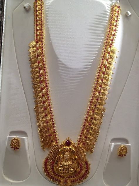 2 in 1 kasulaperu and vaddanam in 90 grams. Kasu haram studded with rubies and attached Nakshi pendant by Premraj Shantilal Jain Jewellers, Hyderabad. Emerald Choker, Mango Necklace, Choker Jewellery, Gold Necklace Indian, Antique Pins, Gold Jewelry Simple Necklace, Jewelry Designing, Gold Necklace Indian Bridal Jewelry, Gold Pendant Jewelry