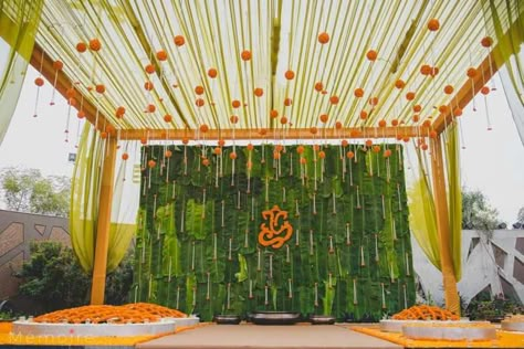 Banana Leaves with minimal flowers. Image by Memoire Photos. #weddingmandaps #lockdownweddings #marigolddecors #traditionalweddings #indiandecors   #indianwedding #wedding #weddingdecor #southindianwedding #southindiandecor #hindubride #tamilwedding #teluguwedding #northindianwedding #keralawedding Simple Chori Decoration Wedding, Haldi Decoration With Banana Leaves, Banana Leaves Wedding Decor, Banana Leaves Decoration Wedding, Mandap Muhurat Decoration, Banana Leaves Backdrop, Banana Leaf Mandap, Simple Indian Wedding Decor, Simple Wedding Background Decoration