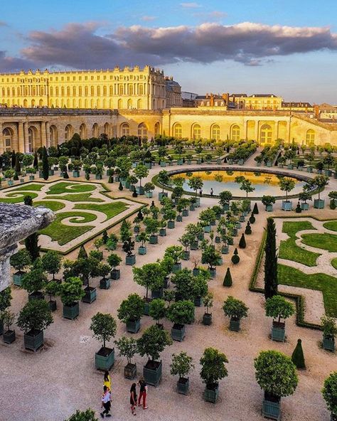 Paris Roman Garden, Get Paid To Travel, Paid To Travel, Versailles Garden, Chateau Versailles, Cathedral Architecture, Palace Garden, Castle Garden, Palace Of Versailles