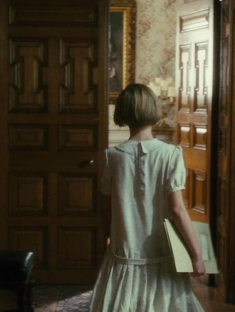 Saoirse Ronan as Briony Tallis in Atonement - 2007 Briony Tallis, The Secret History Aesthetic, Saoirse Ronan, Atonement, Lights Camera Action, Marauders Era, The Secret History, Period Dramas, Costume Design