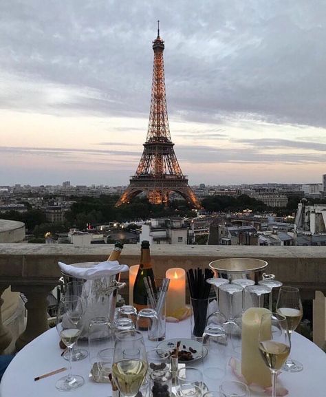 NA-KD.com - Nothing but Style on Instagram: “Dinner in Paris is better than dinner anywhere else 💋✨ Who would you bring? 💫 #nakdfashion” Torre Eiffel Paris, Paris Dream, France Aesthetic, Parisian Life, Paris Aesthetic, City Of Love, The Eiffel Tower, City Aesthetic, Paris Travel