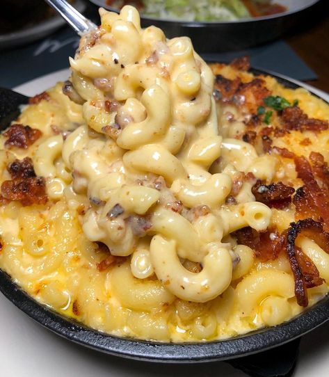 This mac and cheese is bacon some hearts 🤩🧀🥓 #FRESHMEN15 #EEEEEATS Pasta Dental, Delicacy Food, Yummy Comfort Food, Food Obsession, Pretty Food, I Love Food, Food Cravings, Amazing Food, Junk Food