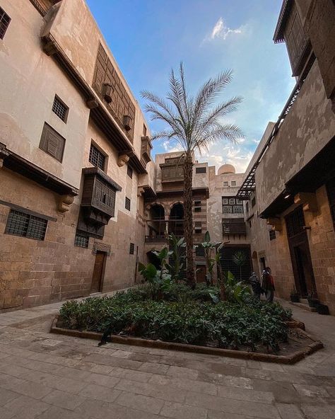 Old egyptian house 
Cairo Egypt Egyptian House, City Reference, Egyptian Aesthetic, Old Homes, Streamer Dr, Old Egypt, Visit Egypt, Cairo Egypt, Countries Of The World