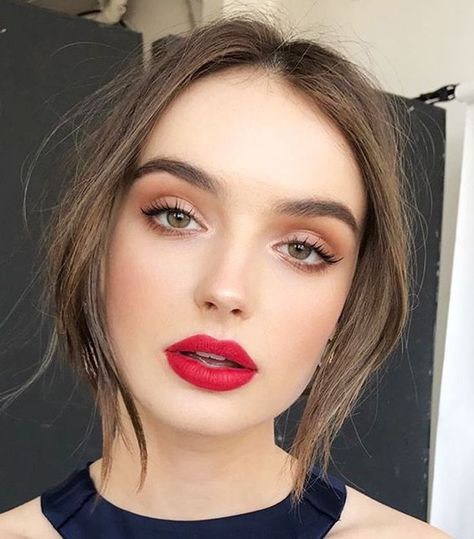 We rounded up the most popular holiday makeup looks right now. Major beauty inspiration right this way! Trucco Glam, Simple Holiday Makeup, Red Lipstick Makeup, Holiday Makeup Looks, Unique Makeup, Makeup Tricks, Holiday Makeup, Christmas Makeup, Make Up Looks