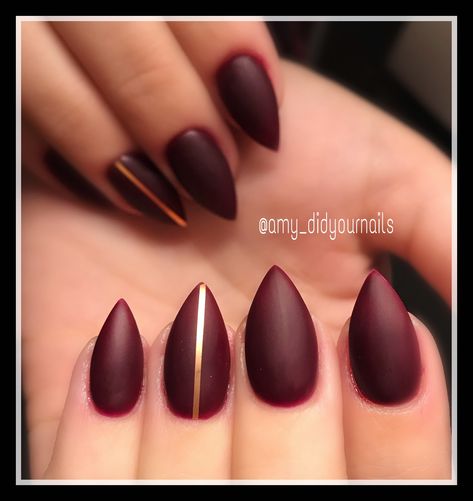 Dark Wine Nails Burgundy, Horror Nails Stiletto, Matte Merlot Nails, Dark Pointy Nails, Short Stilleto Nails Winter, Short Stilleto Nails Fall Colors, Short Pointed Nails Design, Fall Stellio Nails, Sharp Almond Nails Design