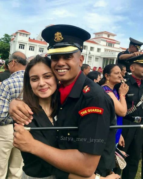 Mother's Pic, Soldier Love, Indian Army Special Forces, National Defence Academy, Indian Army Wallpapers, Army Couple Pictures, Couple Poses Drawing, Bengali Song, Army Couple