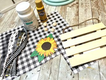 Sunflower Pallet, Mini Pallet Ideas, Diy Santa Ornaments, Diy Sunflower, Fall Yard, Sunflower Crafts, Pallet Crafts, Dollar Tree Diy Crafts, Diy Dollar Store Crafts