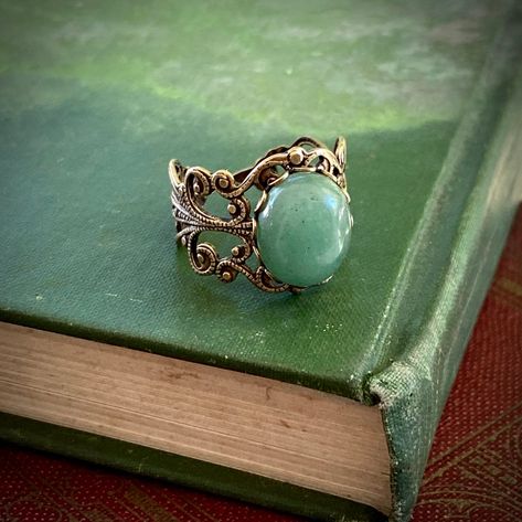 Irish Jewelry Rings, Aventurine Ring, Arte Indie, Vintage Style Necklace, Antique Engagement Ring, Aventurine Stone, Irish Jewelry, Dope Jewelry, Funky Jewelry