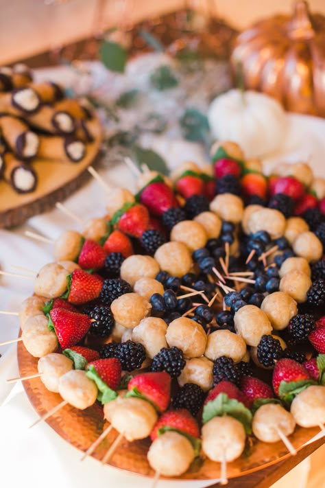 Strawberry And Donut Kabobs, Donut Fruit Kabobs, Strawberry Donut Kabobs, Donut Hole Skewers Brunch Ideas, Fruit And Donut Hole Kabobs, Fruit Kabobs For Wedding, Fruit And Donut Kabobs, Fall Fruit Kabobs, Donut Hole Charcuterie Board