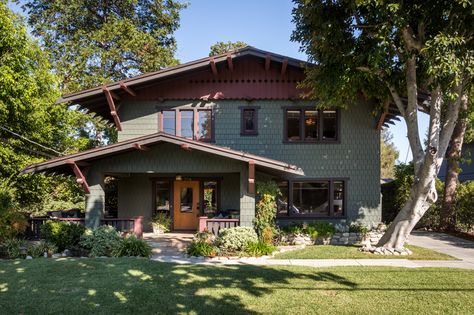 Beautiful 1909 Craftsman-style home for sale in Pasadena asks $2.2M - Curbed LAclockmenumore-arrownoyes : The grand four-bedroom residence has original hardwood floors Airplane Bungalow, Craftsman House Colors, American Craftsman House, Bungalow Interior, Bungalow Exterior, Craftsman Exterior, Michigan Avenue, Craftsman Style Home, Craftsman Style Homes