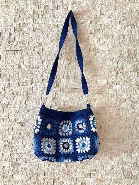 This Shoulder Bags item by FloralCrochetShop has 57 favorites from Etsy shoppers. Ships from Turkey. Listed on Jul 7, 2023 Sac Granny Square, Crochet Pour Halloween, Square Handbag, Confection Au Crochet, Crochet Design Pattern, Beginner Crochet Projects, Crochet Pumpkin, Crochet Fashion Patterns, Handbag Patterns