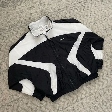 Jacket Nike Vintage, Old Nike Jacket, Golf Charity Event, Nike Windbreaker Outfit, Retro Nike Jacket, Nike Vintage Jacket, Nike Vintage Windbreaker, Windbreaker Nike, Nike Street