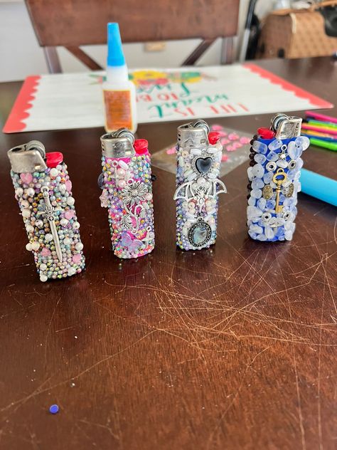 Decorate Lighter, Diy Decorate Lighter, Lighter Crafts, Diy Lighter, Lighter Art, Bestie Ideas, Custom Lighters, Bling Ideas, Rhinestone Projects