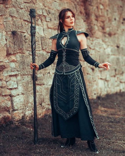 Wizard Pose, Dnd Clothes, Female Wizard, Medieval Girl, Ren Faire Outfits, Wizard Hat, Female Inspiration, Culture Clothing, Viking Woman