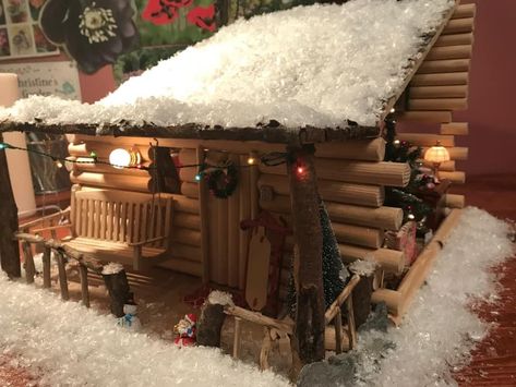 “Log cabin” from wooden dowels Log Cabin Dollhouse Diy, Popsicle Stick Log Cabin, Log Cabin Dollhouse, Cabin Dollhouse, Diy Log Cabin, Mini Verse, Log Cabin Christmas, Miniature Buildings, Diy O