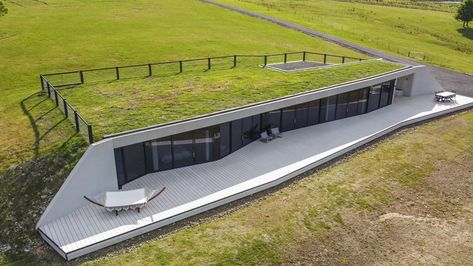 Underground Homes Hidden, Earth Homes Underground, House Built Into Hill, House Built Into Hillside, Earthship Design, Underground Home, Turf Roof, Underground Living, Underground House