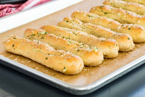 Gluten Free Garlic Breadsticks - just like Olive Garden! Gluten Free Olive Garden Breadsticks, Gluten Free Breadsticks, Garden Cupcakes, Gluten Free Dough, Italian Meals, Bread Sticks Recipe, Garlic Breadsticks, Kale Chips, Fun Recipes