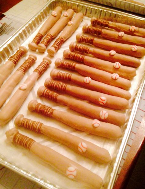 Caramel and chocolate dipped pretzel rods "Baseball bats" Golf Pretzel Rods, Baseball Pretzel Rods, Pretzel Fishing Rods, Pretzel Rod Baseball Bats, Baseball Bat Pretzel Rods, Fishing Rod Pretzel Sticks, Garden Theme Chocolate Covered Pretzels, Baseball Theme Pretzel Rods, Baseball Theme Chocolate Covered Pretzels