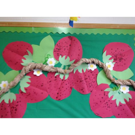 Summer bulletin board Grape Vine Bulletin Board, Strawberry Classroom Theme, Decorate Strawberries, Strawberry Bulletin Board, Daycare Wall Ideas, Farm Bulletin Board, Summer Bulletin Board, Kids Bulletin Boards, Pom Wonderful