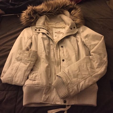 Gorgeous Winter jacket Has been wore a few time *In Good Condition Hollister Jackets & Coats Utility Jackets Winter Jacket Aesthetic, 2000s Winter Fashion, Cute Winter Jackets, Yale College, Christian Girl Autumn, Jackets For Spring, 2000s Winter, Clothes For Ocs, Jean Jacket Outfit