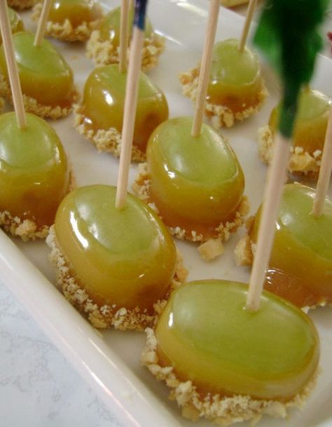 I love tiny food, and sweets, too.  So, I am certain I will love these green grapes, dipped in caramel and crushed nuts and cooled on wax paper.  Like teeny caramel apples... Mini Caramel Apples, Pinterest Fail, Salted Peanuts, Think Food, Green Grapes, Yummy Sweets, Epic Fails, High Tea, Caramel Apples