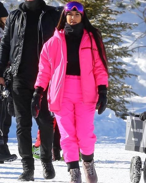 Kim Kardashian in Aspen - 12/29 Kim Kardashian à Aspen - 29/12 #kimkardashian Kardashian Ski Outfit, Pink Ski Outfit, Prada Jacket, Ski Style, Kardashian Outfit, Kardashian Family, Ski Outfit, Kim Kardashian Style, Snow Outfit