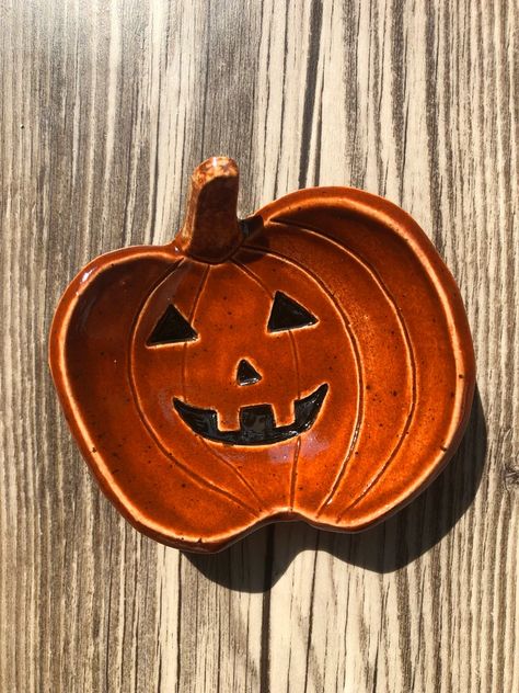 Clay Tray Ideas Halloween, Ghost Clay Tray, Hand Built Pottery Halloween, Cute Halloween Ceramic, Halloween Trinket Dish, Clay Diy Projects, Dish Sets, Cat Nap, Halloween Season