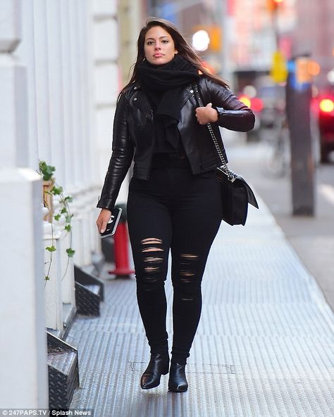 Ashley Graham rocks black distressed jeans with a leather jacket | Daily Mail Online Ashley Graham Style, Look Plus Size, Ashley Graham, Looks Black, Moda Plus, All Black Outfit, Curvy Outfits, Look Plus, Looks Style