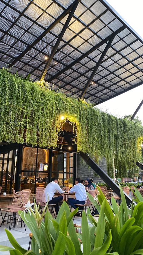 Modern Restaurant Design, Green Cafe, Wood Wall Art Diy, Cafe Shop Design, Canopy Design, Garden Cafe, Coffee Shop Design, Patio Interior, Outdoor Restaurant