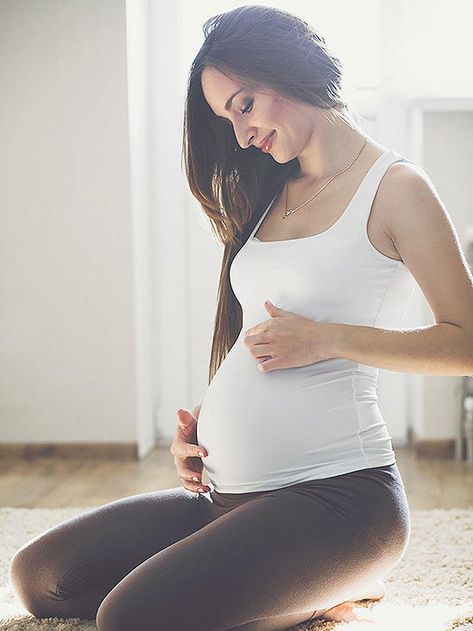 happy pregnant woman Pregnancy Pain, Healthy Pregnancy Tips, Pregnancy Milestones, Happy Pregnancy, Positive Pregnancy Test, Health Tips For Women, Pregnancy Health, Baby Arrival, Pregnancy Test