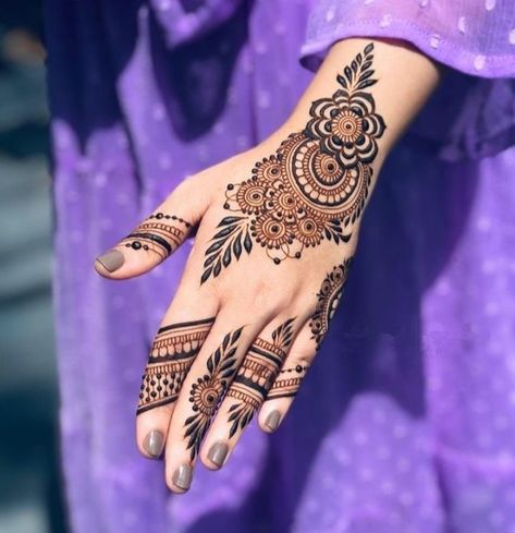 Mhndi Dsgns Simple Front Hand Tikki, Aesthetic Palm Mehndi Design, Mehandi Design For Diwali, Mehandi Dijain, Tikki Design, Aesthetic Mehendi, Aesthetic Henna, Back Hand Henna Design, Back Hand Henna