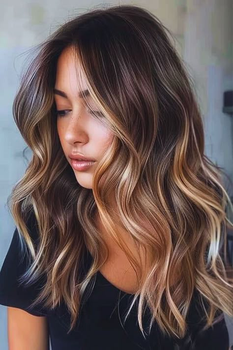 Hairstyle Professional, Dark Brown Hair With Blonde, Dark Brown Hair With Blonde Highlights, Blonde Highlights Ideas, Brown Hair With Blonde, Hair With Blonde Highlights, Blonde Hair With Roots, Highlights Ideas, Chunky Highlights