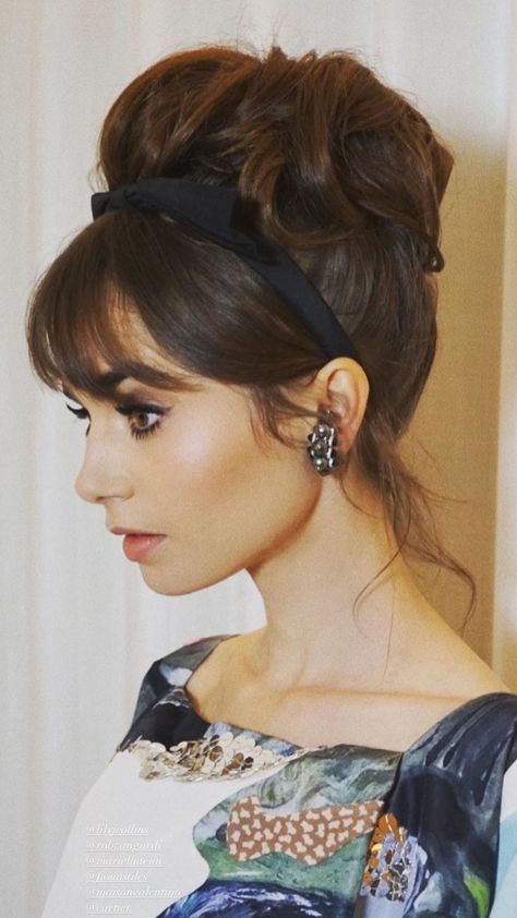 Paris Hairstyles, ليلي كولينز, Emily In Paris, Retro Hairstyles, Lily Collins, Vintage Hairstyles, Hair Dos, Bow Headband, Up Hairstyles