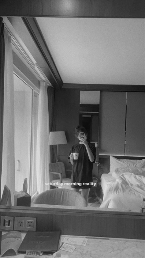 Hotel Insta Pics, Hotel Room Captions Instagram, Hotel Stay Aesthetic, Hotel Selfie Ideas, Staycation Photo Ideas, Pics In Hotel Room, Hotel Room Pose Ideas, Hotel Room Aesthetic Photoshoot, Hotel Story Ideas