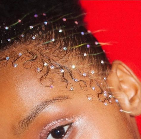 CURLBOX on Instagram: “detailssssss! how fun are these baby hairs adorned with crystals?  did you know we have the BABY HAIR BOX availble on our site? 10 edge…” Wedding Hair Jewels, Baby Curls, Blue Makeup Looks, Makeup Looks For Green Eyes, Pretty Makeup Looks, Hair Jewels, Natural Curls Hairstyles, Stunning Makeup, Hair Control