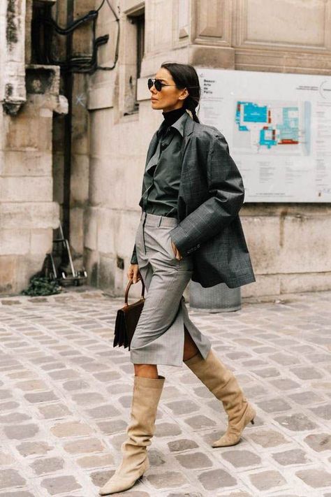 Street style fashion / fashion week #fashionweek #fashion #womensfashion #streetstyle #ootd #style / Pinterest: @fromluxewithlove Minimalist Street Style, Style Désinvolte Chic, Walking Down The Street, Style Casual Chic, Paris Mode, Moda Paris, La Fashion Week, Trending Boots, Cooler Look