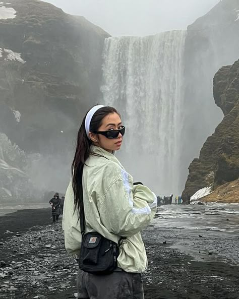 Anna Dinh on Instagram: "Fictional character . . . . #skogafoss#iceland#fashion#streetstyle#gorpcore#gorpcorefashion#gorpcorestyle#waterfall#styleaddicted#styleaddict#streetweardaily#streetwear#visualstylist#freshfits#bestofstreetwear#mydailystreet#fashionstyle#fashionblogger#fashioninspo" Iceland Outfit Aesthetic, Winter New Zealand Outfit, Summer In Iceland Outfits, Summer Iceland Outfits, Iceland Outfits Summer, Iceland Outfits Fall, Iceland Street Style, Iceland Outfit September, Iceland Outfit Ideas